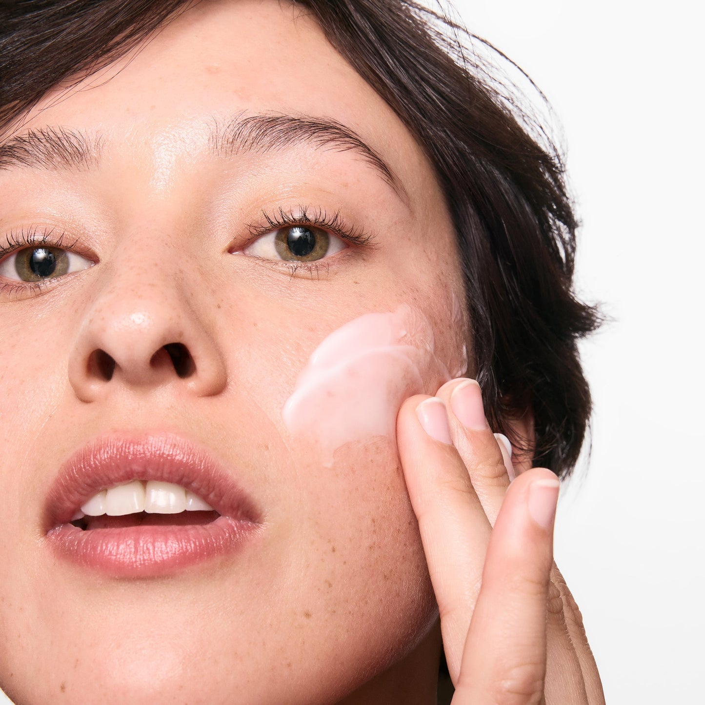 hydrating-cleanser-and-oil-free-moisturizer-duo-f3 01_LYDIA_12_APPLICATION_OMEGA_SUPERSIZE_036_1_8483aad9-c9a3-46f0-b735-539c739306ac.jpg