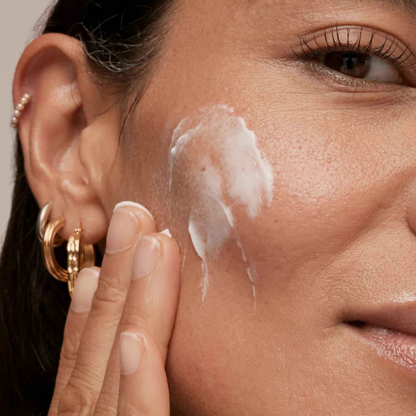 simple-skincare-cleanser-and-ceramide-moisturizer-duo-t9 INKEY_DTC_Bio-ActiveCeramide_Ppage_Model_02_dd0fc443-e441-4e82-ac65-ebe93c1b6365_1.jpg